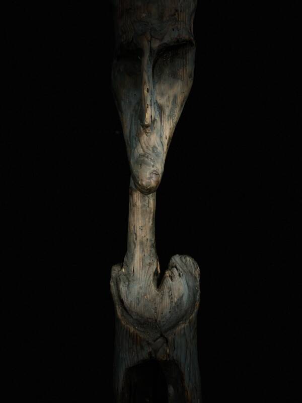 Rzeźba drewniana / Wooden sculpture „Lokator / Tenant” – 200×30 cm
