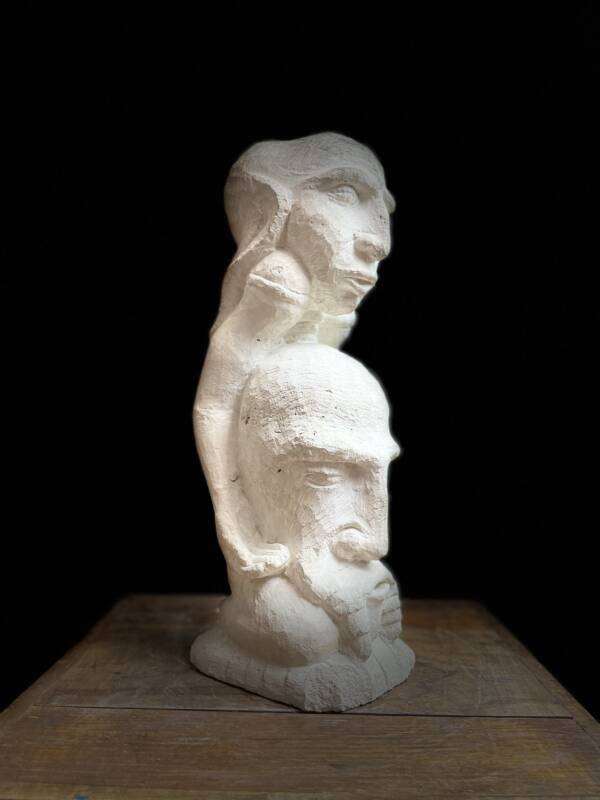 Rzeźba w wapieniu / Limestone sculpture „Bracia / Brothers” – 40×15 cm