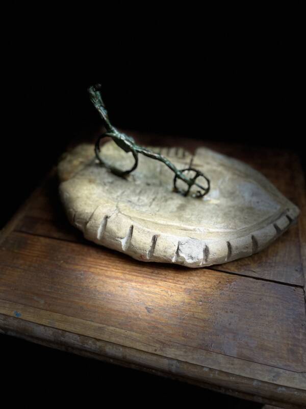 Rzeźba z brązu i kamienia / Bronze and stone sculpture „Podróż 2 / Journey 2” – 27×18 cm