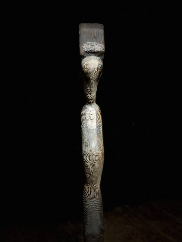 Rzeźba drewniana / Wooden sculpture „Córka szamanki / Shaman’s Daughter” – 110×15 cm