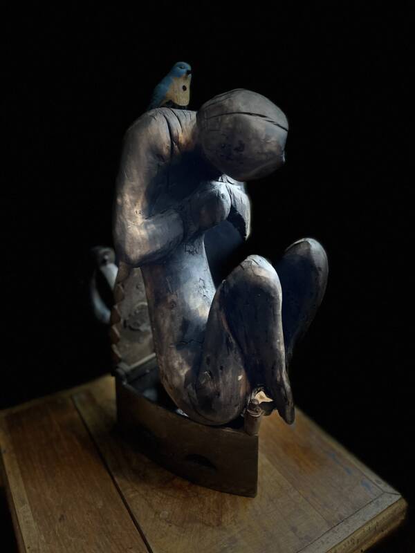 Rzeźba drewniana / Wooden sculpture „Mieszkający w żelazku / Living in the iron” – 36×19 cm
