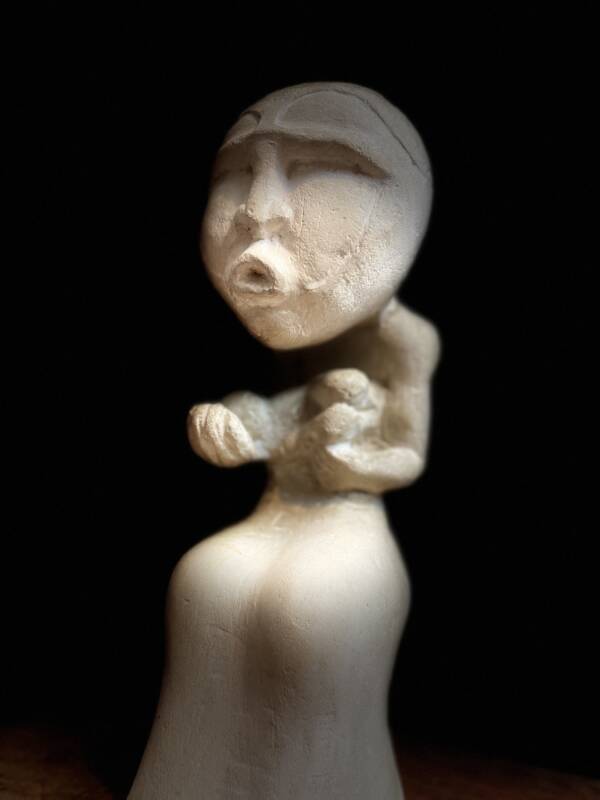 Rzeźba kamienna / Stone sculpture „Macierzyństwo / Motherhood” – 30×10 cm
